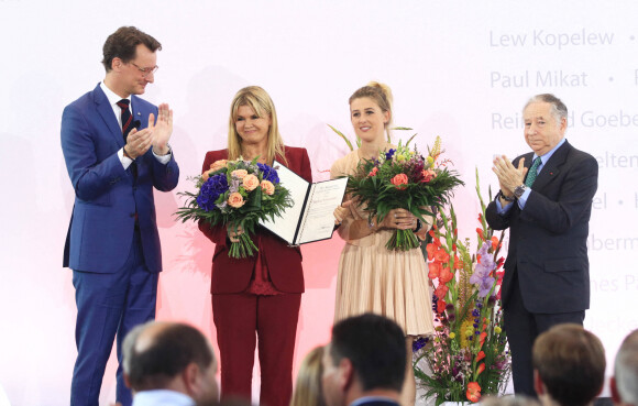 Corinna Schumacher, Gina Schumacher et Jean Todt - Attribution du prix d'État de l'État de Rhénanie du Nord-Westphalie à Michael Schumacher à Motorworld à Cologne, Allemagne, le 20 juillet 2022.