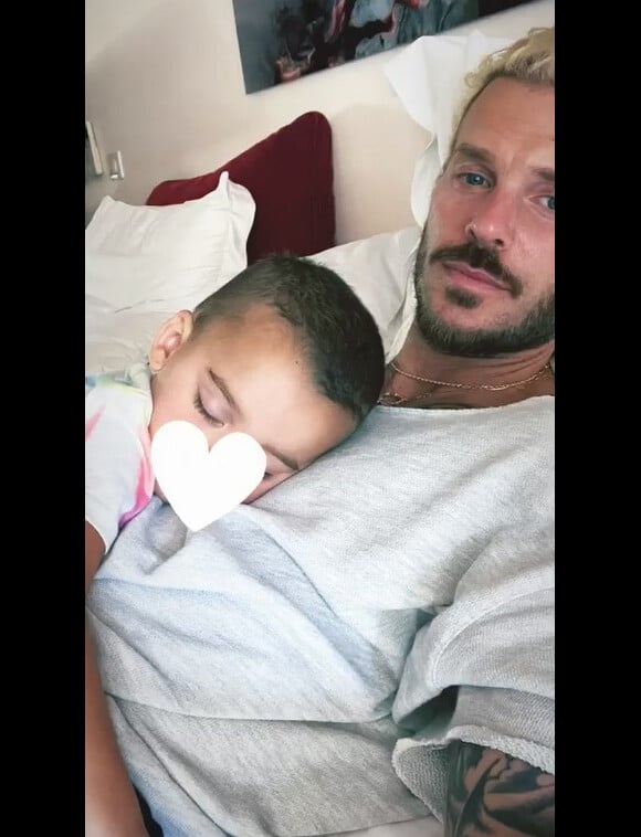 Matt Pokora et son fils Isaiah en pleine sieste. @ Instagram / Matt Pokora