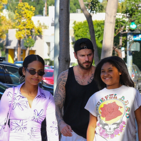 Christina Milian fait du shopping avec sa fille Violet et son mari Matt Pokora (M. Pokora) à Los Angeles le 6 avril 2022.