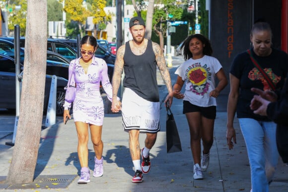 Christina Milian fait du shopping avec sa fille Violet et son mari Matt Pokora (M. Pokora) à Los Angeles le 6 avril 2022.
