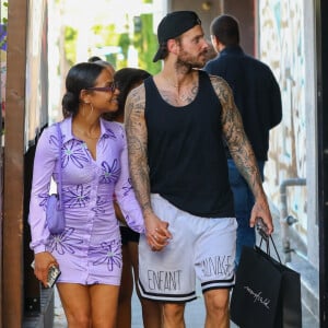 Christina Milian fait du shopping avec sa fille Violet et son mari Matt Pokora (M. Pokora) à Los Angeles le 6 avril 2022. 