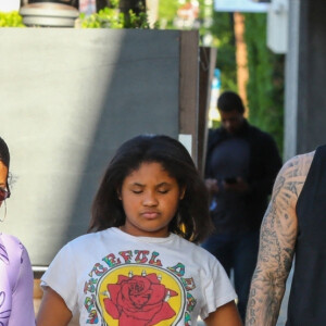 Christina Milian fait du shopping avec sa fille Violet et son mari Matt Pokora (M. Pokora) à Los Angeles le 6 avril 2022.