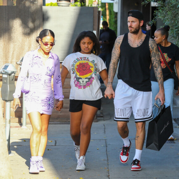 Christina Milian fait du shopping avec sa fille Violet et son mari Matt Pokora (M. Pokora) à Los Angeles le 6 avril 2022.