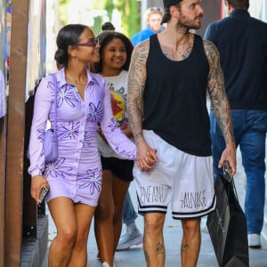 Christina Milian fait du shopping avec sa fille Violet et son mari Matt Pokora (M. Pokora) à Los Angeles le 6 avril 2022.