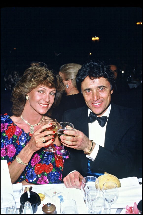 Sacha Distel et Chantal Nobel au Lido de Paris en 1985.