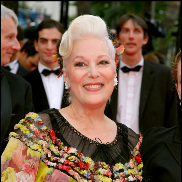 Bernadette Lafont - Montée des Marches du film We Own The night - 60ème Festival de Cannes