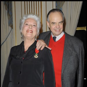 BernadetteLafont reçoit la Légion d'Honneur des mains de Frederic Mitterand.