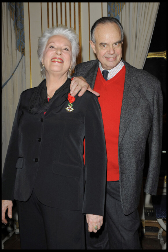 BernadetteLafont reçoit la Légion d'Honneur des mains de Frederic Mitterand.