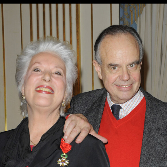 BernadetteLafont reçoit la Légion d'Honneur des mains de Frederic Mitterand.