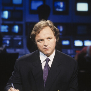 En France, à Paris, Guillaume Durand à l'occasion de son dernier journal télévisé sur la cinq en juillet 1991.