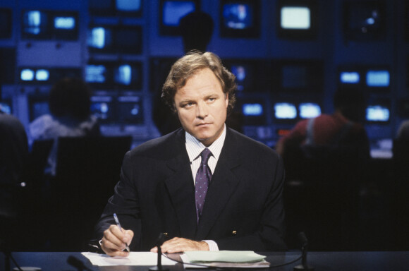 En France, à Paris, Guillaume Durand à l'occasion de son dernier journal télévisé sur la cinq en juillet 1991.