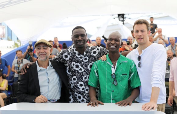 Mathieu Vadepied, Omar Sy, Alassane Diong et Jonas Bloquet au photocall de "Tirailleurs" lors du 75ème Festival International du Film de Cannes, le 19 mai 2022. © Dominique Jacovides/Bestimage 