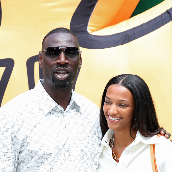 Omar Sy et sa fille Selly lors du défilé de mode Homme printemps-été 2023 Louis Vuitton dans la cour Carrée du Louvre à Paris, France, le 23 juin 2022. © Bertrand Rindoff/Bestimage 