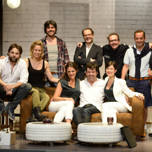 Arthur Jugnot, Caroline burgues, Boris Soulages, Laetitia Laburthe, Philippe Dusseau, Stéphane Plaza, Sébastien Pierre, Flavie Péan, Stéphane Godin et Yannik Mazzilli - Filage de la pièce "A gauche en sortant de l'ascenseur" au théâtre Saint-Georges à Paris. Le 16 juin 2014