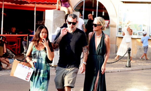 Laeticia Hallyday, son compagnon Jalil Lespert , sa fille Joy et leurs amis Fati Rosenberg et son mari Michel, Hoda Roche et son mari Luc Duchêne en week-end à Saint-Tropez le17 juin 2022.