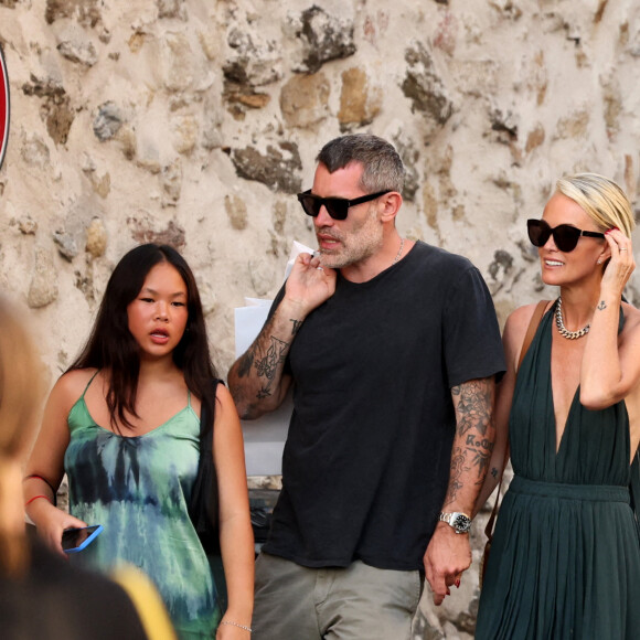 Laeticia Hallyday, son compagnon Jalil Lespert , sa fille Joy et leurs amis Fati Rosenberg et son mari Michel, Hoda Roche et son mari Luc Duchêne en week-end à Saint-Tropez le17 juin 2022