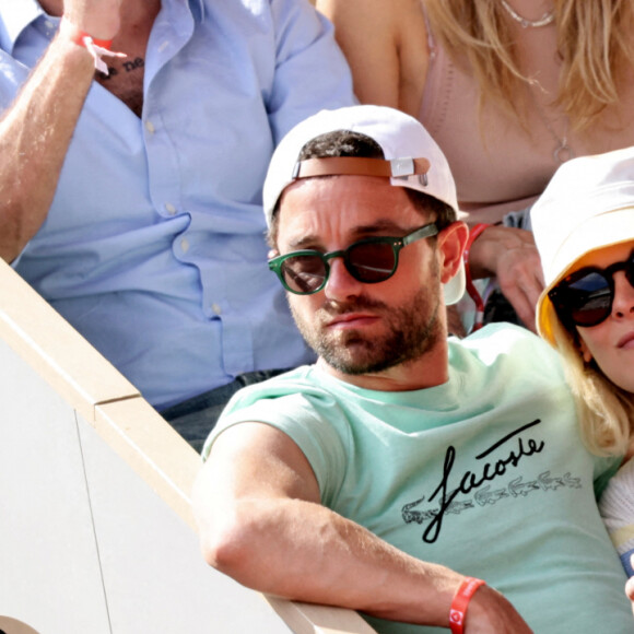 Alysson Paradis (enceinte) et son compagnon Guillaume Gouix - Les célébrités dans les tribunes lors des internationaux de France de Tennis de Roland Garros 2022 à Paris, France, le 2 juin 2022. © Dominique Jacovides/Bestimage 