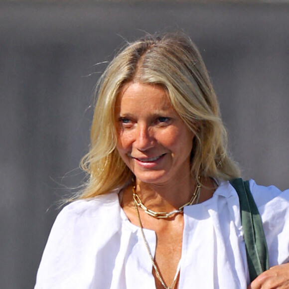 Gwyneth Paltrow arrive en avion à Hamptons le 12 juillet 2022. 