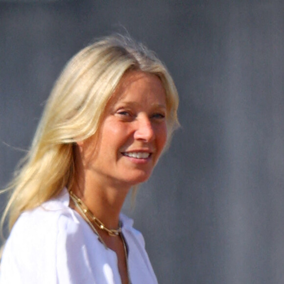 Gwyneth Paltrow arrive en avion à Hamptons le 12 juillet 2022. 