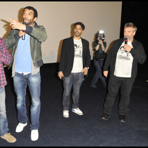 Éric Judor, Ramzy Bedia et Luc Besson à la première du film "Halal, police d'état" à Paris.