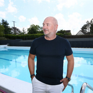 Exclusif - Prix Spécial - Sébastien Cauet pose au bord de la piscine municipale - L'animateur radio de NRJ, Sébastien Cauet retourne à Marle (Aisne), sa ville natale, et inaugure la piscine municipale qui porte son nom le 11 juin 2022. © Claude Dubourg/Bestimage