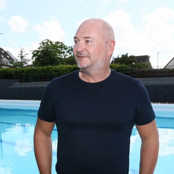 Exclusif - Prix Spécial - Sébastien Cauet pose au bord de la piscine municipale - L'animateur radio de NRJ, Sébastien Cauet retourne à Marle (Aisne), sa ville natale, et inaugure la piscine municipale qui porte son nom le 11 juin 2022. © Claude Dubourg/Bestimage