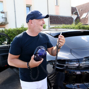 Exclusif - Prix Spécial - Sébastien Cauet tient dans ses mains un gyrophare de la gendarmerie - L'animateur radio de NRJ, Sébastien Cauet retourne à Marle (Aisne), sa ville natale, et inaugure la piscine municipale qui porte son nom le 11 juin 2022. © Claude Dubourg/Bestimage