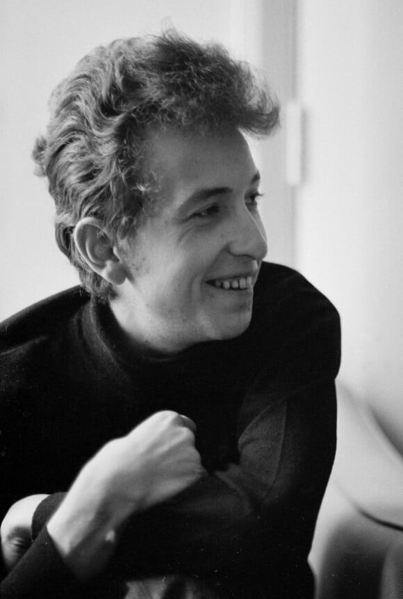 Le folkloriste américain Bob Dylan pendant une interview en mai 1964 