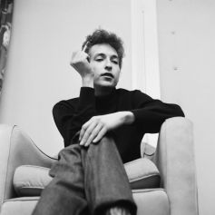 Le folkloriste américain Bob Dylan dans sa chambre d'hôtel lors d'une visite à Londres le 11 mai 1964