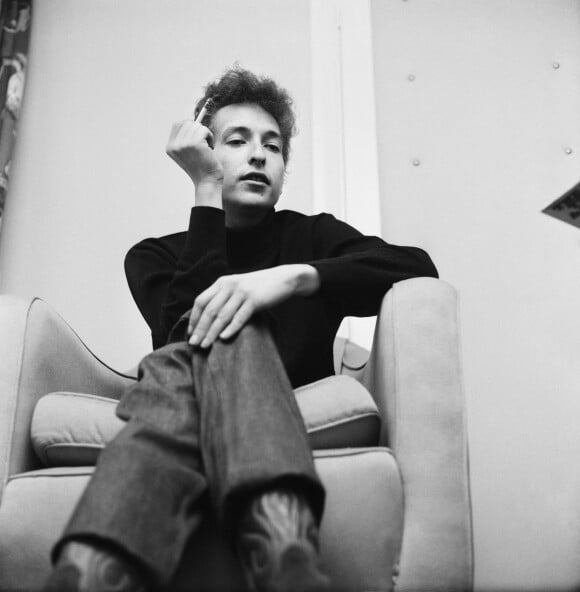 Le folkloriste américain Bob Dylan dans sa chambre d'hôtel lors d'une visite à Londres le 11 mai 1964