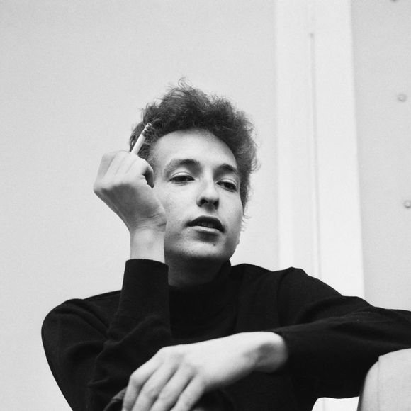 Le folkloriste américain Bob Dylan dans sa chambre d'hôtel lors d'une visite à Londres le 11 mai 1964