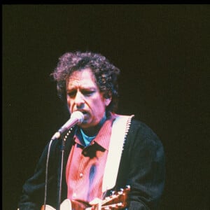 Le chanteur Bob Dylan en concert sur scène à Wembley en 1992