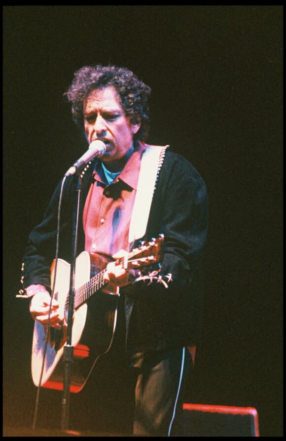Le chanteur Bob Dylan en concert sur scène à Wembley en 1992