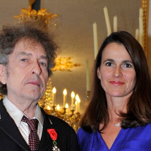 Le legendaire chanteur americain Bob Dylan, 72 ans, a ete decore dans l'ordre d'officier de la legion d'honneur. C'est la ministre de la Culture Aurelie Filippetti, qui lui a remis les insignes, soulignant la place particuliere de l'artiste dans le coeur des francais. La ceremonie s'est deroulee au Ministere de la Culture, le 13 novembre 2013, devant un nombre limite d'invites dont son ami Hugues Aufray. Paris, le 13 novembre 2013 