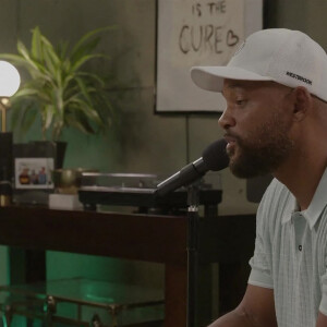 Will Smith s'excuse publiquement d'avoir giflé Chris Rock aux Oscars, en déclarant "Chris, je vous présente mes excuses", a déclaré Smith. "Mon comportement était inacceptable, et je suis là chaque fois que vous êtes prêt à parler. Je veux m'excuser auprès de la mère de Chris...Je ne savais tout simplement pas, je ne pensais pas, mais combien de personnes ont été blessées à ce moment-là. Je veux donc m'excuser auprès de la mère de Chris. Je veux m'excuser auprès de la famille de Chris, en particulier Tony Rock. Vous savez , nous avions une excellente relation...et c'est probablement irréparable". J'ai passé les trois derniers mois à comprendre les nuances et les complexités de ce qui s'est passé à ce moment-là, et je ne vais pas essayer de déballer tout cela maintenant, mais je peux vous dire à tous qu'il n'y a pas une partie de moi qui pense que c'était la bonne façon de se comporter à ce moment-là. Il n'y a aucune partie de moi qui pense que c'est la meilleure façon de gérer un sentiment d'irrespect ou des insultes". Los Angeles. Le 29 juillet 2022. 
