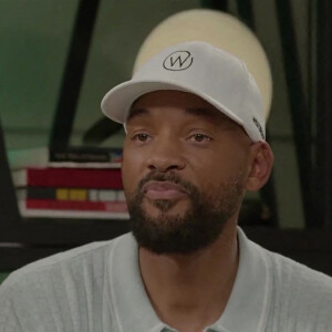 Will Smith s'excuse publiquement d'avoir giflé Chris Rock aux Oscars, en déclarant "Chris, je vous présente mes excuses", a déclaré Smith. "Mon comportement était inacceptable, et je suis là chaque fois que vous êtes prêt à parler. Je veux m'excuser auprès de la mère de Chris...Je ne savais tout simplement pas, je ne pensais pas, mais combien de personnes ont été blessées à ce moment-là. Je veux donc m'excuser auprès de la mère de Chris. Je veux m'excuser auprès de la famille de Chris, en particulier Tony Rock. Vous savez , nous avions une excellente relation...et c'est probablement irréparable". J'ai passé les trois derniers mois à comprendre les nuances et les complexités de ce qui s'est passé à ce moment-là, et je ne vais pas essayer de déballer tout cela maintenant, mais je peux vous dire à tous qu'il n'y a pas une partie de moi qui pense que c'était la bonne façon de se comporter à ce moment-là. Il n'y a aucune partie de moi qui pense que c'est la meilleure façon de gérer un sentiment d'irrespect ou des insultes". Los Angeles. Le 29 juillet 2022. 