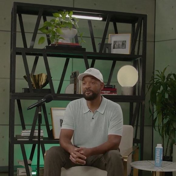 Will Smith s'excuse publiquement d'avoir giflé Chris Rock aux Oscars, en déclarant "Chris, je vous présente mes excuses", a déclaré Smith. "Mon comportement était inacceptable, et je suis là chaque fois que vous êtes prêt à parler. Je veux m'excuser auprès de la mère de Chris...Je ne savais tout simplement pas, je ne pensais pas, mais combien de personnes ont été blessées à ce moment-là. Je veux donc m'excuser auprès de la mère de Chris. Je veux m'excuser auprès de la famille de Chris, en particulier Tony Rock. Vous savez , nous avions une excellente relation...et c'est probablement irréparable". J'ai passé les trois derniers mois à comprendre les nuances et les complexités de ce qui s'est passé à ce moment-là, et je ne vais pas essayer de déballer tout cela maintenant, mais je peux vous dire à tous qu'il n'y a pas une partie de moi qui pense que c'était la bonne façon de se comporter à ce moment-là. Il n'y a aucune partie de moi qui pense que c'est la meilleure façon de gérer un sentiment d'irrespect ou des insultes". Los Angeles. Le 29 juillet 2022. 