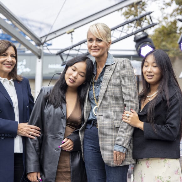 Exclusif - Anne Hidalgo, Maire de Paris, Laeticia Hallyday et ses filles Joy et Jade - Inauguration de l'esplanade "Johnny Hallyday" et de la statue "Quelque chose de ..." de l'artiste Bertrand Lavier sur le parvis de la salle de concert AccorHotels Arena Paris Bercy à Paris. Le 14 septembre 2021 © Borde-Jacovides-Moreau / Bestimage 