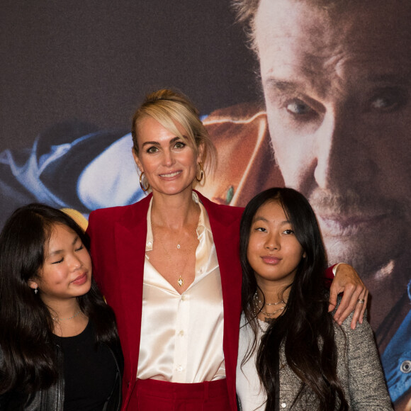 Laeticia Hallyday et ses filles Joy et Jade - Projection au Grand Rex à Paris des documentaires "Johnny USA" et "A nos promesses" à l'occasion de la Journée Spéciale Johnny, son rêve américain. Le 21 octobre 2020 © Jacovides-Moreau / Bestimage