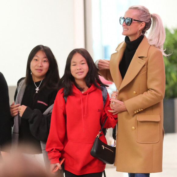 Exclusif - Laeticia Hallyday, ses filles Jade et Joy - Départ de Paris pour Laeticia Hallyday et ses filles pour rentrer à Los Angeles. Laeticia Hallyday et ses filles Jade et Joy sortent de chez P. Balland et se rendent à l'aéroport pour prendre un vol à destination de Los Angeles, le samedi 11 janvier 2020. Carl, le chauffeur de Laeticia est venu les chercher pour les accompagner à l'aéroport. 