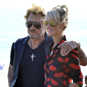 Johnny Hallyday et sa femme Laeticia sont allés se promener en moto aux alentours de Los Angeles. Le couple a déjeuné en amoureux chez "Blue Plate" à Santa Monica, avant de se faire prendre en photo devant la plage de Santa Monica. Laeticia apparait toujours aussi sexy, avec sa chemise transparente aux motifs de lèvres rouges. Le 27 septembre 2014 
