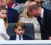 La princesse Charlotte, le prince George et le prince William, duc de Cambridge - La famille royale au balcon du palais de Buckingham lors de la parade de clôture de festivités du jubilé de la reine à Londres le 5 juin 2022. 