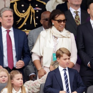 La princesse Charlotte, le prince George et le prince William, duc de Cambridge - La famille royale d'Angleterre lors de la parade devant le palais de Buckingham, à l'occasion du jubilé de la reine d'Angleterre. Le 5 juin 2022 