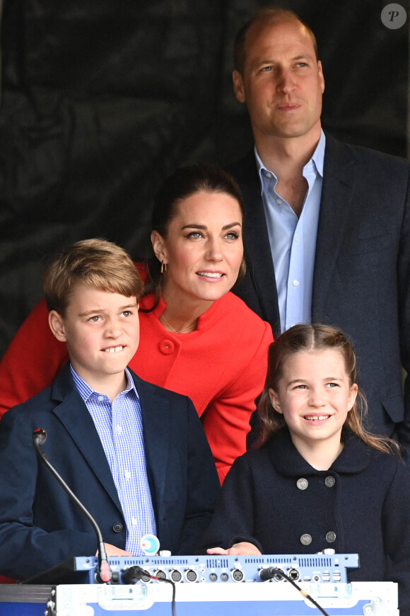 Le prince William, duc de Cambridge, et Catherine (Kate) Middleton, duchesse de Cambridge, accompagnés de leurs enfants, le prince George de Cambridge et la princesse Charlotte de Cambridge en visite au château de Cardiff, Royaume Uni, le 4 juin 2022, à l'occasion du jubilé de platine de la reine d'Angleterre. 