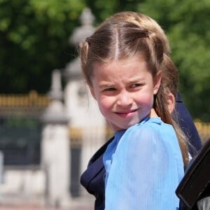 La princesse Charlotte de Cambridge - Les membres de la famille royale regardent le défilé Trooping the Colour depuis un balcon du palais de Buckingham à Londres lors des célébrations du jubilé de platine de la reine le 2 juin 2022. 