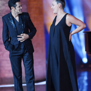 Jamel Debbouze et Camille Lellouche (enceinte) lors de la soirée du grand gala du "Marrakech du Rire 2022" pour la 10ème édition au palais El Badiî à Marrakech, Maroc, le 18 juin 2022. © Rachid Bellak/Bestimage 