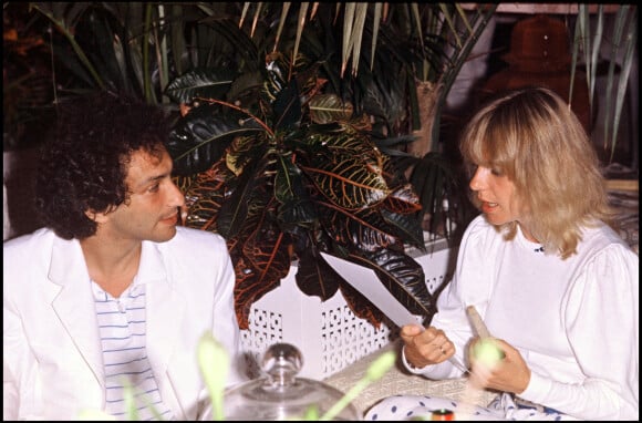 Archives - Michel Berger et sa femme France Gall à une soirée blanche chez Eddie Barclay. Saint-Tropez.