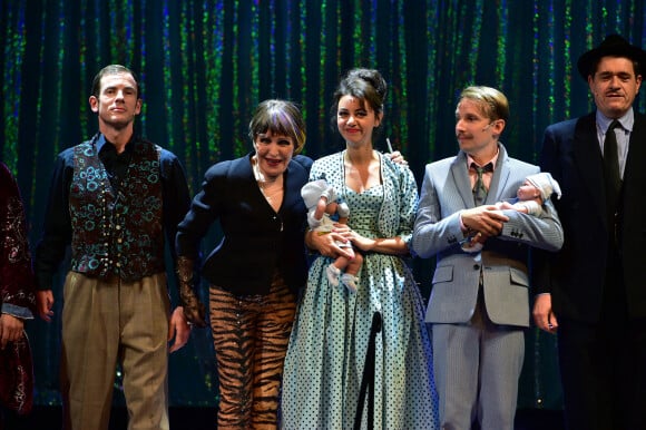 Andy Cocq, Nicole Croisille, Marie-Julie Baup et Lorant Deutsch - Première de la pièce "Irma la douce" au Théâtre de la Porte-Saint-Martin à Paris le 15 septembre 2015.