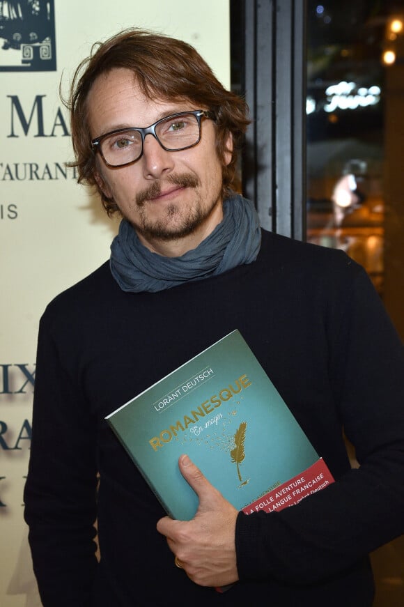 Photo : Lorànt Deutsch présente son nouveau livre Romanesque dans le  cadre du Lundi Des Ecrivains au café Les Deux Magots à Paris, le 18  décembre 2019. © Giancarlo Gorassini/Bestimage - Purepeople