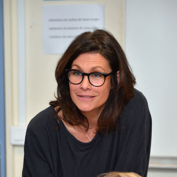 Astrid Veillon participe à la campagne "Lecture pour tous" au collège Ségurane à Nice le 6 février 2017. Pendant 3 jours dans les écoles de Nice, l'actrice française Astrid Veillon participe à la lutte contre l'illettrisme dans le cadre du programme 'Lecture pour Tous'. Cette initiative mise en place par l'écrivain journaliste Raoul Mille, conseiller municipal, et décédé en juin 2012, consiste à inviter des auteurs afin qu'ils sensibilisent les élèves d'écoles primaires et de collèges à l'importance de la lecture en leur racontant leurs parcours. Pendant une heure, Astrid Veillon prend la place du professeur et discute avec les élèves autour du livre d'Antoine Leiris : "Vous n'aurez pas ma haine", que les élèves ont étudié en français. Une discussion sur la tolérance, l'amour, la peine... Astrid Veillon parle aussi de son enfance, de sa scolarité plutôt chaotique, de ses débuts, son évolution, mais aussi des humiliations qu'elle a subi à cause de son manque de culture. Elle leurs explique qu'elle s'est décidée à lire à l'âge de 22 ans pour ne plus jamais arrêter. En 2004, elle s'essaye à l'écriture et écrit une pièce de théâtre 'La salle de bain' qui deviendra un succès. Encouragée par cette première expérience, elle sort son premier roman en 2008 : "Pourras-tu me pardonner ?", puis elle tombe enceinte et écrit son seconde ouvrage "Neuf mois dans la vie d'une femme". Un troisième roman est en préparation. A partir du mois de mars on retrouvera Astrid Veillon dans un téléfilm sur France 3. Toujours sur France 3, elle sera l'héroïne de 12 épisodes d'une nouvelle série : "Tandem" dont un pilote avait été diffusé le 29 mars 2016. Astrid et Stéphane, divorcés à l'écran mais partenaire au sein de la Brigade Criminelle où Léa Soler (Astrid Veillon) a le grade de commandant tandis que son ex mari, Paul Marchal est capitaine. © Bruno Bebert / Bestimage